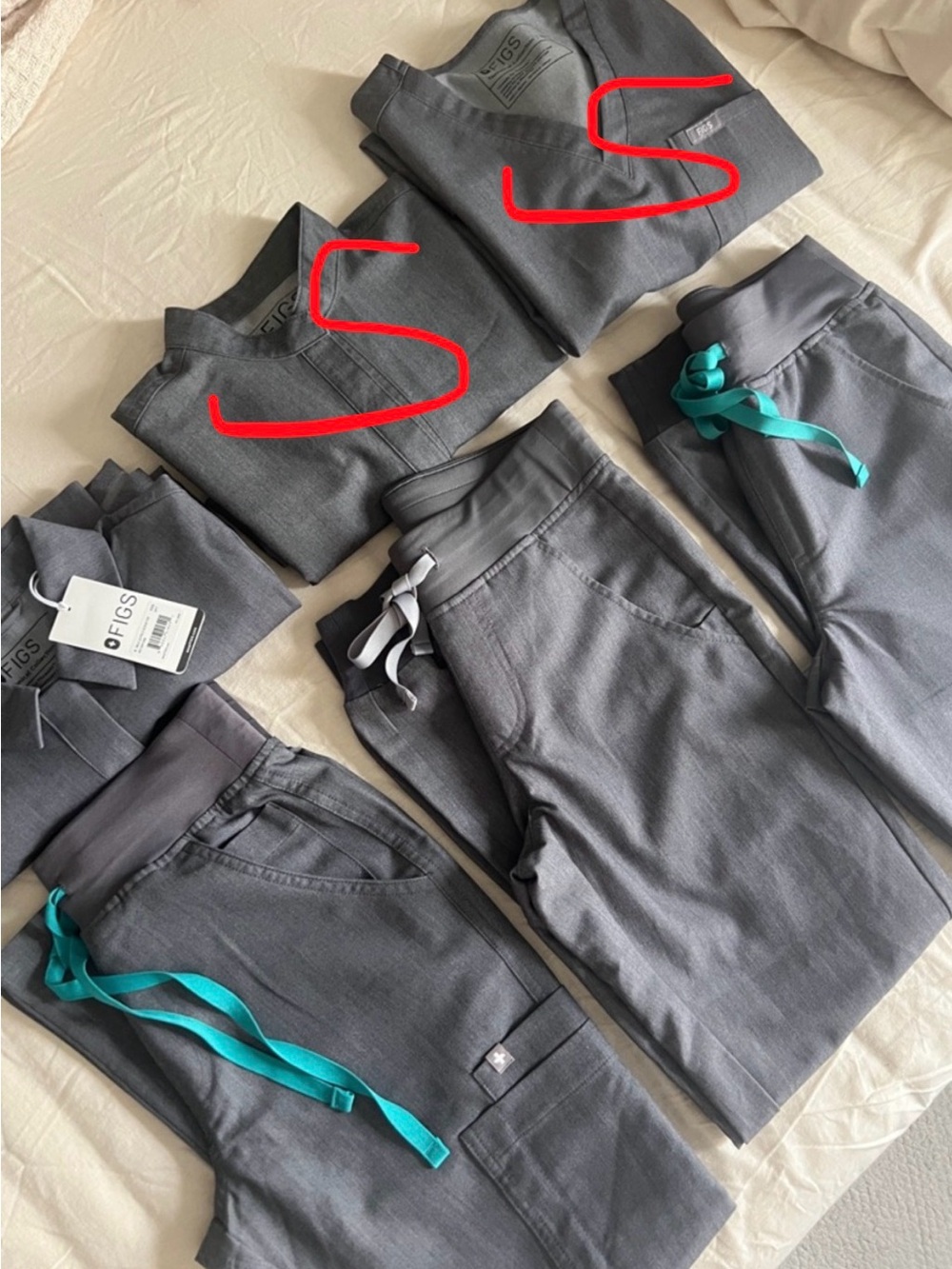 FIGS women’s XXS Scrubs in color graphite.